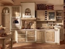 Кухня під старовину (61 фото): старовинні кухонні гарнітури з дерева, біла меблі в старому стилі в інтер’єрі, інші нюанси оформлення