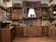 Кухня під старовину (61 фото): старовинні кухонні гарнітури з дерева, біла меблі в старому стилі в інтер’єрі, інші нюанси оформлення
