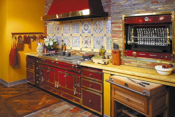 Кухня під старовину (61 фото): старовинні кухонні гарнітури з дерева, біла меблі в старому стилі в інтер’єрі, інші нюанси оформлення