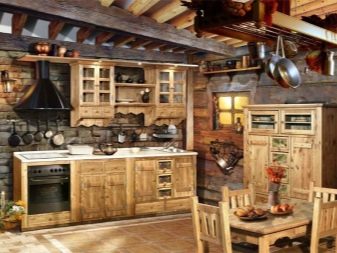 Кухня під старовину (61 фото): старовинні кухонні гарнітури з дерева, біла меблі в старому стилі в інтер’єрі, інші нюанси оформлення