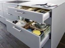 Кухонні тумби (53 фото): підлогові тумби зі стільницею, вузькі кутові тумби з висувними шухлядами на кухню, розміри тумб-шаф і інших моделей