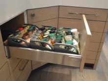 Кухонні тумби (53 фото): підлогові тумби зі стільницею, вузькі кутові тумби з висувними шухлядами на кухню, розміри тумб-шаф і інших моделей