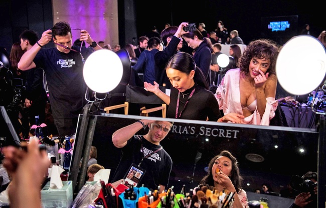 Що твориться у гримерках перед показом моделей Victoria’s Secret