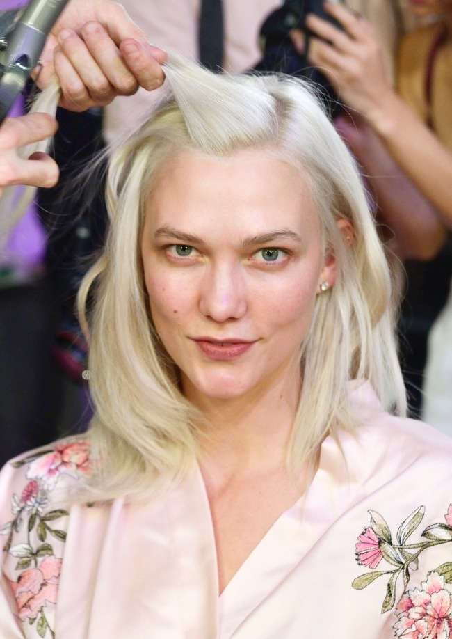 Що твориться у гримерках перед показом моделей Victoria’s Secret