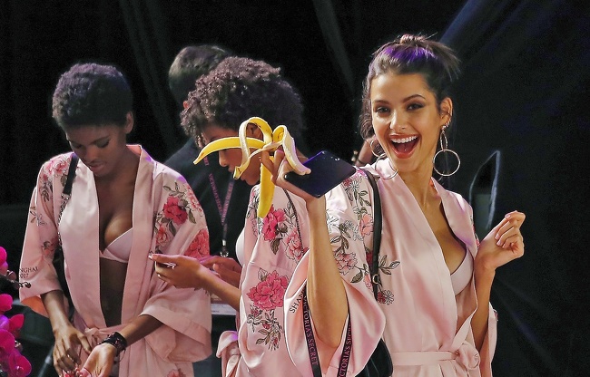 Що твориться у гримерках перед показом моделей Victoria’s Secret