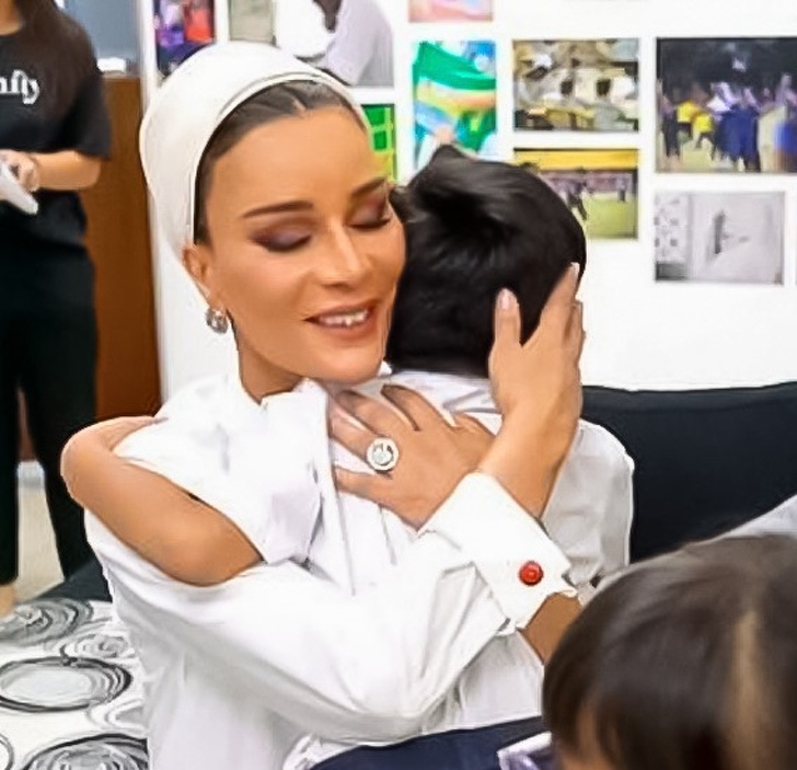 Історія шейхи Мози, завдяки якій арабські жінки більше не бояться носити брюки і знімати чалму